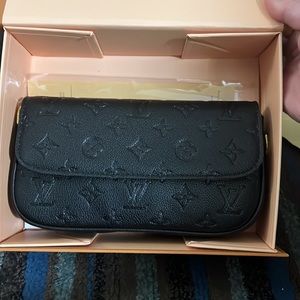 LV Wallet On a Chain Ivy Black